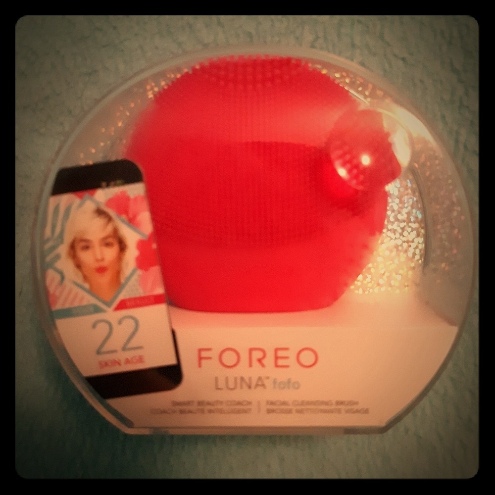 Facial cleansing brush